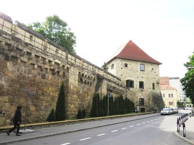 Cluj-Napoca (Kolozsvár), 9 May 2017The Medieval castle walls and the Szabók bastion.A Szabók bástyája és a várfal. XV. sz.-stock-foto