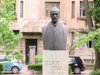 Cluj-Napoca (Kolozsvár), 9 May 2017Bust of romanian poet, novelist, journalist, editor George Co?buc.George Co?buc (1866-1918), erdélyi születésû román költõ, író, újságíró, szerkesztõ, mûfordító és tanár; a 19–20. századi román költészet egyik legjelentõsebb személyisége. 1916-tól a Román Akadémia rendes tagjának mellszobra. Artur Vetro 1960-ban készült alkotása.-stock-foto