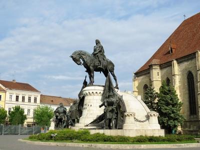 Cluj-Napoca (Kolozsvár), 9 May 2017The St. Michael Church and the Monument of King Mathias.A Szent Mihály templom (1487) és a Mátyás király emlékmû. A szobor Fadrusz János alkotása 1902-bõl.-stock-foto
