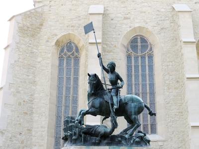 Cluj-Napoca (Kolozsvár), 9 May 2017The Dragonfighting Saint George statue at the Calvinist CathedralA Sárkányölõ Szent György szobor a Farkas utcai református templom elõtt.. A kolozsvári testvérpár, Márton és György alkotásának másolata. Az eredeti szobor 1373-ban készült és Prágában, a Hradzsin udvarán áll.-stock-foto