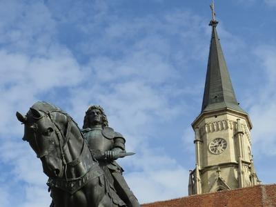 Cluj-Napoca (Kolozsvár), 9 May 2017The St. Michael Church and the Monument of King Mathias.A Szent Mihály templom (1487) és a Mátyás király emlékmû. A szobor Fadrusz János alkotása 1902-bõl.-stock-foto