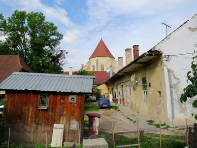 Cluj-Napoca (Kolozsvár), 9 May 2017Old garden, behind the Calvinist Cathedra.Régi udvar, mögötte a Farkas utcai református templom.-stock-foto