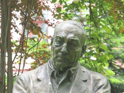 Cluj-Napoca (Kolozsvár), 9 May 2017Bust of conductor Antonin Ciolan.Antonin Ciolan (1883-1970) román karmester mellszobra. Ion Irimescu alkotása.-stock-foto