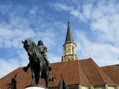 Cluj-Napoca (Kolozsvár), 9 May 2017The St. Michael Church and the Monument of King Mathias.A Szent Mihály templom (1487) és a Mátyás király emlékmû. A szobor Fadrusz János alkotása 1902-bõl.-stock-foto