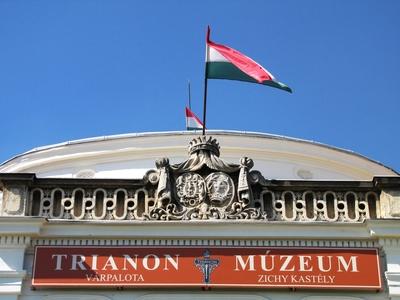 Várpalota, 2015. szeptember 22.A Trianon múzeum felirata a Zichy kastély épületének homlokzatán.-stock-foto