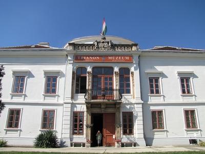 Várpalota, 2015. szeptember 22.A Trianon múzeum a Zichy kastély épületében.-stock-foto