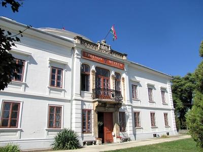 Várpalota, 2015. szeptember 22.A Trianon múzeum a Zichy kastély épületében.-stock-foto