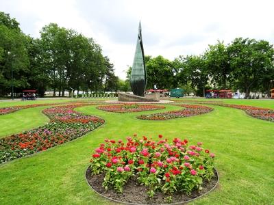 Margaret Island - Centenary monument with flowers-stock-foto