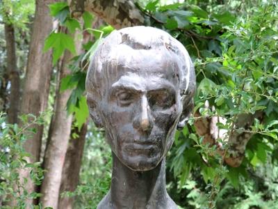 Bust of Hungarian poet Radnóti Miklós-stock-foto