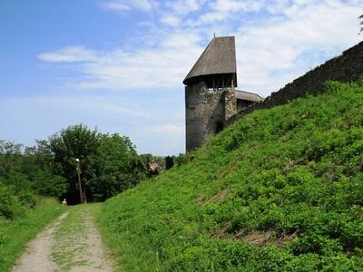 Nógrád Castle Tower and Tourist road-stock-foto