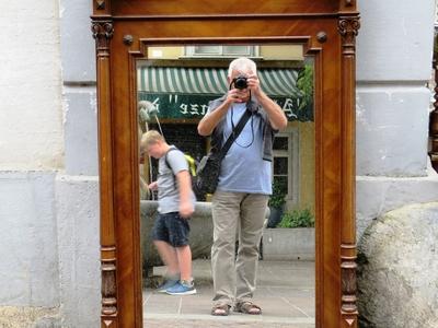 Man photographing himself in a mirror-stock-foto