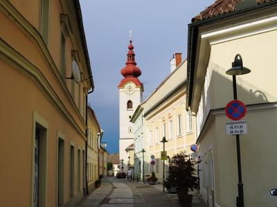 Völkermarkt - Street  and Church-stock-foto