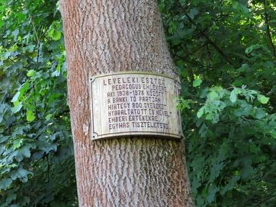 Bánk, 13 May 2018Plaque at the Memory of Educator, Eszter Leveleki on a bole at the Lake of Bánk (Northern Hungary).Emléktábla Leveleki Esztere pedagógus tiszteletére a Bánki-tó partjának egyik fatörzsén.-stock-foto