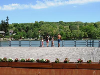 Bánk, 13 May 2018Family watching the Lake of Bánk (Northern Hungary).Család a Bánki-tó partján.-stock-foto