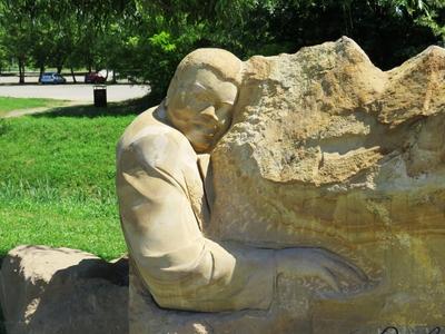 Bánk, 13 May 2018Statue of Jazz pianist Oscar Peterson at the Lake of Bánk (Northern Hungary).Oscar Peterson (1925-2007) jazz zongorista szobra a Bánki-tó partján. Gyõrfy Lajos 2016-ban készült szobra.-stock-foto