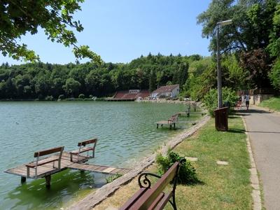 Bánk, 13 May 2018The shore of the Lake of Bánk with piers. (Northern Hungary).A Bánki-tó partja stégekkel.-stock-foto