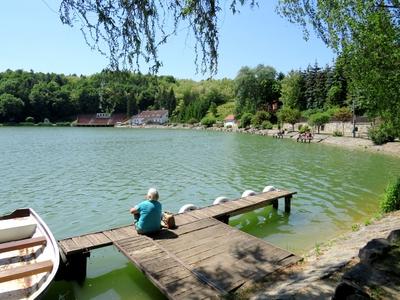Bánk, 13 May 2018Sunbathing Woman at the Lake of Bánk (Northern Hungary).Napozó hölgy a Bánki-tónál.-stock-foto
