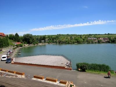 Bánk, 13 May 2018The Lake of Bánk (Northern Hungary) with the Water Stage and the grandstand.A Bánki-tó a víziszinpaddal és a lelátóval.-stock-foto
