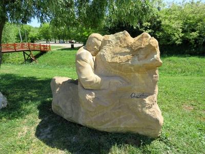 Bánk, 13 May 2018Statue of Jazz pianist Oscar Peterson at the Lake of Bánk (Northern Hungary).Oscar Peterson (1925-2007) jazz zongorista szobra a Bánki-tó partján. Gyõrfy Lajos 2016-ban készült szobra.-stock-foto