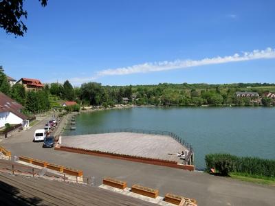 Bánk, 13 May 2018The Lake of Bánk (Northern Hungary) with the Water Stage and the grandstand.A Bánki-tó a víziszinpaddal és a lelátóval.-stock-foto
