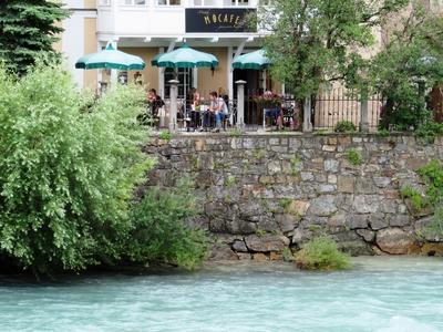 Cafe in Lienz - Insel river - Austria-stock-foto