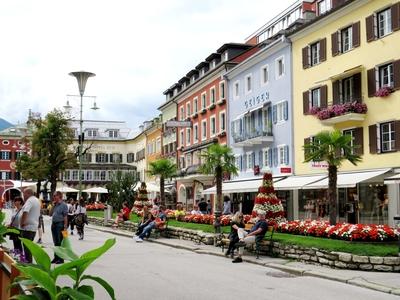 Lienz - Main Square - People - Austria-stock-foto