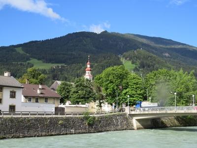 Lienz - Alpok - Templom - Insel river - Austria-stock-foto