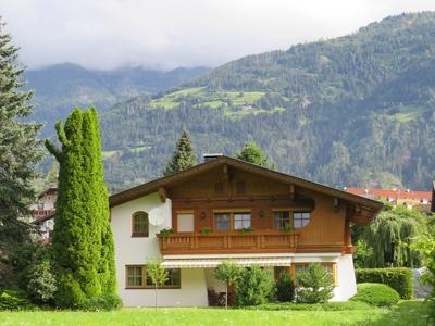 House under the Alps - Lienz - Austria-stock-foto