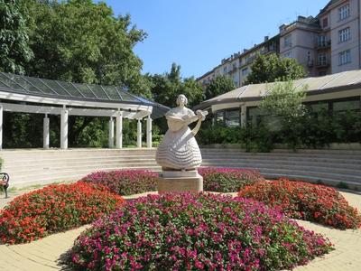 Statue of Déryné Széppatai Róza Opera singer -. Hungary-stock-foto