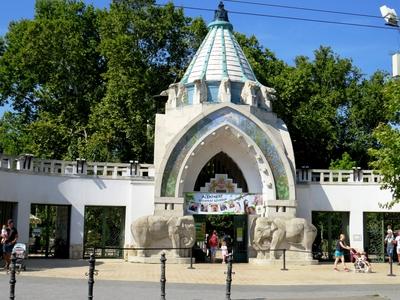 Budapest Zoo - Elephant gate-stock-foto