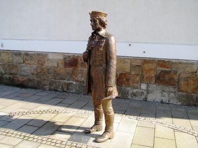 Sárospatak, 2016. március 16.A Pataki diák elnevezésû szobor az Eszterházy Károly Fõiskola Comenius Kara elõtt, a Makovecz téren. Borsi Antal és Borsi Kati 2014-ben készült alkotása.-stock-foto