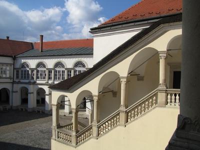 Sárospatak, 2016. március 16.A sárospataki Rákóczi vár és kastély belsõ udvara. Szemben a vármúzeum épülete. Jobbra a Lorántffy-loggia. A lépcsõt és a loggiát Lorántffy Zsuzsanna építtette a XVII. sz-ban. Ez az udvar legértékesebb része.-stock-foto