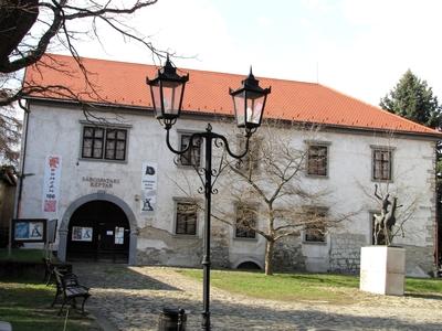 Sárospatak, 2016. március 16.A sárospataki képtár a Szent Erzsébet utca 14. sz. alatt. Az épület elõtt a csikóháton ülõ ifjút ábrázoló "Lovas" nevû bronzszobor, Andrássy Kurta János 1982-ben készült alkotása.-stock-foto