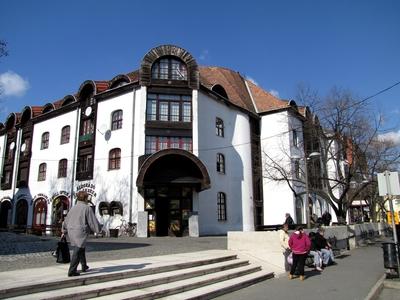 Sárospatak, 2016. március 16.Járókelõk a Makovecz Imre tervezte sárospataki lakóháztömb elõtt. A tömb 1987-1988 köztött épült.-stock-foto