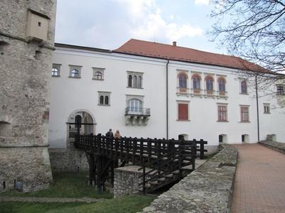 Sárospatak, 2016. március 16.A Rákóczi vár Bodrog felõli kapuja. Szemben az 1540-1542 között épült kastély, Balra az 1534-1537 között épült Vöröstorony sarka.-stock-foto