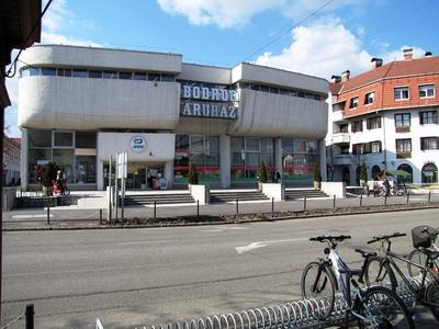 Sárospatak, 2016. március 16.A Bodrog áruház a Rákóczi úton. Elõtérben parkoló kerékpárok.-stock-foto