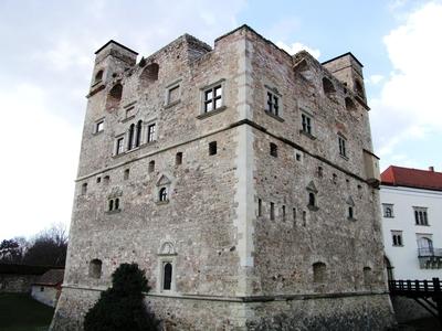 Sárospatak, 2016. március 16.A Rákóczi vár középkorból származó Vöröstornya. A csaknem négyszögletû ötszintes torony 1534-1537 között épült.-stock-foto