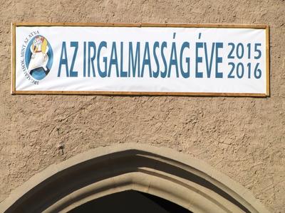 Sárospatak, 2016. március 16.Az irgalmasság éve 2015-2016 felirat a sárospataki bazilika bejárata fölött.-stock-foto
