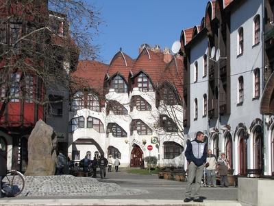 Sárospatak, 2016. március 17.Járókelõk a Makovecz Imre tervezte sárospataki lakóháztömb elõtt. A tömb 1987-1988 köztött épült.-stock-foto