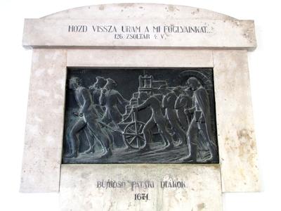 Sárospatak, 2016. március 17.Bujdosó pataki diákok emléktáblája (relief). A Rákóczi utca 1. szám alatt, a Sárospataki Református Kollégium bejáratánál található a bronzból öntött relief, amelyet márványkeretbe foglaltak. Alkotója Dabóczy Mihály szobrászmuvész. Az emléktáblát a Pataki Diákok Országos Szövetsége helyezte el 1938-ban.-stock-foto