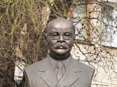 Szerencs, 2016. március 18.Nagy Imre (1896-1958) mellszobra. Készítette: Ekker Róbert 2006-ban.-stock-foto