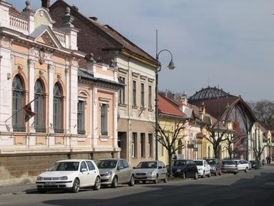 Szerencs, 2016. március 18.A szerencsi Rákóczi út részlete. Balra az elsõ épület a Borsod-Abaúj-Zemplén megyei kormányhivatal, jobbra lent a Makovecz Imre tervezte Népház.-stock-foto