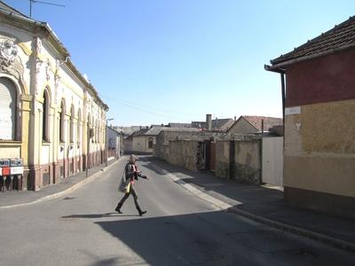 Sátoraljaújhely, 2016. március 17.A Posta-köz házai járókelõvel.-stock-foto