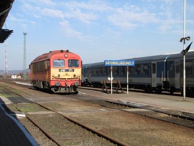 Sátoraljaújhely, 2016. március 17.Sínek a vasútállomáson. Dízel mozdony és várakozó szerelvény.-stock-foto