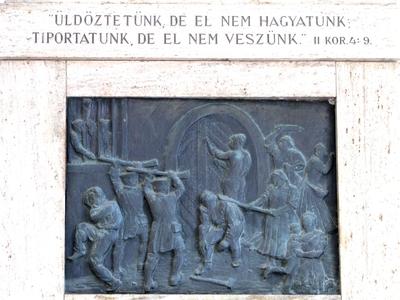 Sárospatak, 2016. március 17.A református kollégium megvédésének emléktáblája. A Rákóczi utca 1. szám alatt, a Sárospataki Református Kollégium bejáratánál helyezték el a bronzból öntött reliefet, amelyet márványkeret vesz körül. Alkotója Szabados Béla szobrászmuvész. Az avatóünnepséget 1939-ben rendezték, Pataki Diákok Országos Szövetsége adománya.-stock-foto