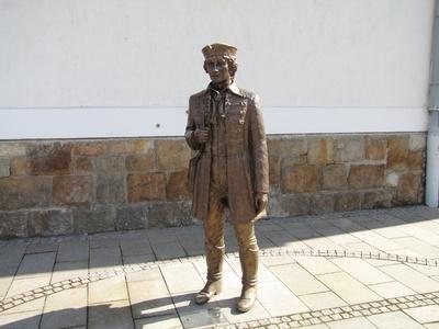 Sárospatak, 2016. március 16.A Pataki diák elnevezésû szobor az Eszterházy Károly Fõiskola Comenius Kara elõtt, a Makovecz téren. Borsi Antal és Borsi Kati 2014-ben készült alkotása.-stock-foto