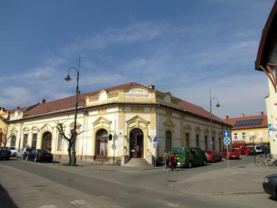 Szerencs, 2016. március 18.A Centrum gyógyszertár a Rákóczi út 75. sz.alatt. Jobbra egy napelemes háztetõ.-stock-foto
