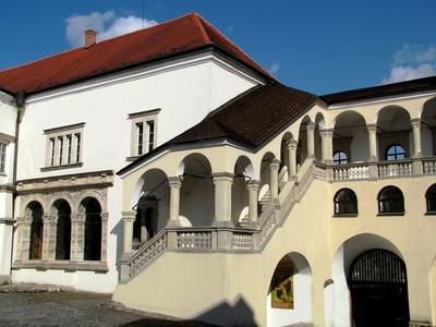 Sárospatak, 2016. március 16.A sárospataki Rákóczi vár és kastély belsõ udvara. Szemben a vármúzeukm épülete. Jobbra a Lorántffy-loggia. A lépcsõt és a loggiát Lorántffy Zsuzsanna építtette a XVII. sz-ban. Ez az udvar legértékesebb része.-stock-foto