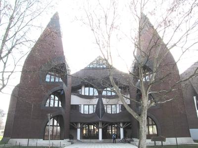 Sárospatak, 2016. március 18.Diák lép be az Árpád vezér gimnázium az Arany János u. 5-7. sz. alatti épületébe. Az iskola Makovecz Imre tervei szerint épült fel 1993-ban.-stock-foto