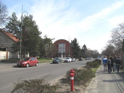 Szerencs, 2016. március 18.A Rákóczi út járókelõ fiatalokkal és autókkal, szemközt a polgármesteri hivatal.-stock-foto